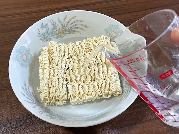 袋麺に水を注ぐ場面（撮影：grapeライフハック編集部）