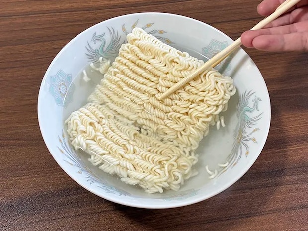 水に浸けた麺を裏返す場面（撮影：grapeライフハック編集部）