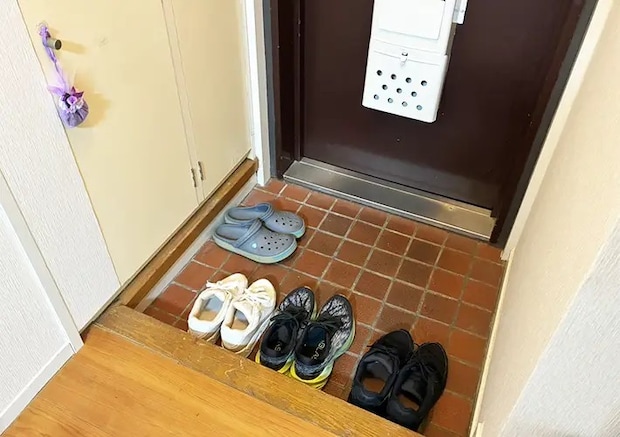 つっぱり棒の玄関収納写真（撮影：grapeライフハック編集部）