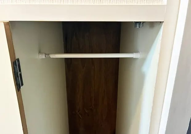つっぱり棒の玄関収納写真（撮影：grapeライフハック編集部）