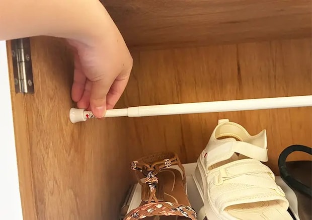 つっぱり棒の玄関収納写真（撮影：grapeライフハック編集部）