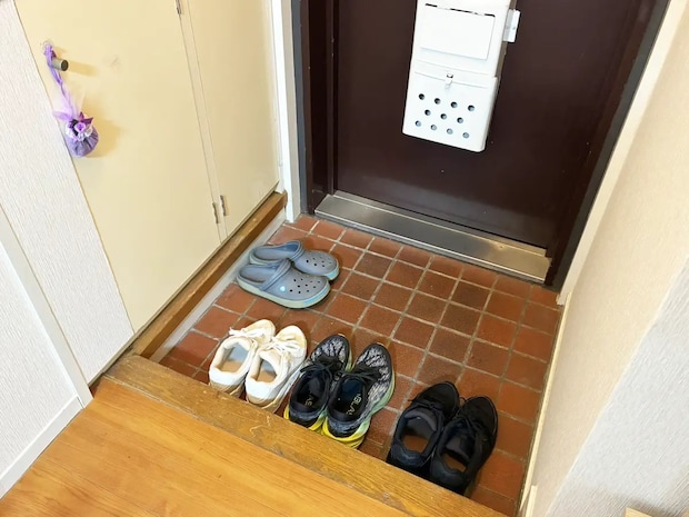 玄関の『不便さ』はつっぱり棒で解消! 快適さが変わる簡単な裏ワザを「試して感動した」