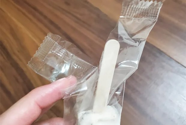 アイスの棒側を開けたところの画像（撮影：エニママ）