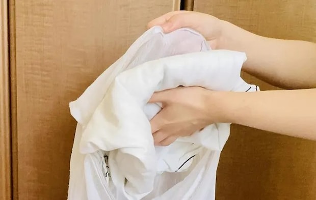 洗濯ネットに服を入れる写真（撮影：LUIS FIELD）