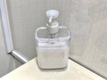 110円『クッションゴム』をボトルの底に貼ると…　意外な効果に「使いやすい！」【活用法4選】