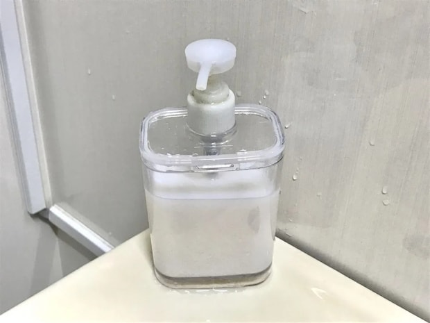 110円『クッションゴム』をボトルの底に貼ると…　意外な効果に「使いやすい！」【活用法4選】