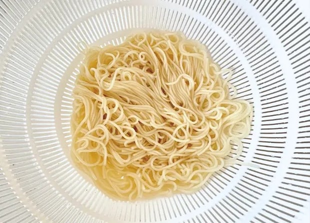 そうめんをザルに移して冷やした画像（撮影：エニママ）
