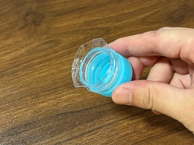手で持つ切った後のペットボトルの先端（撮影：grapeライフハック編集部）