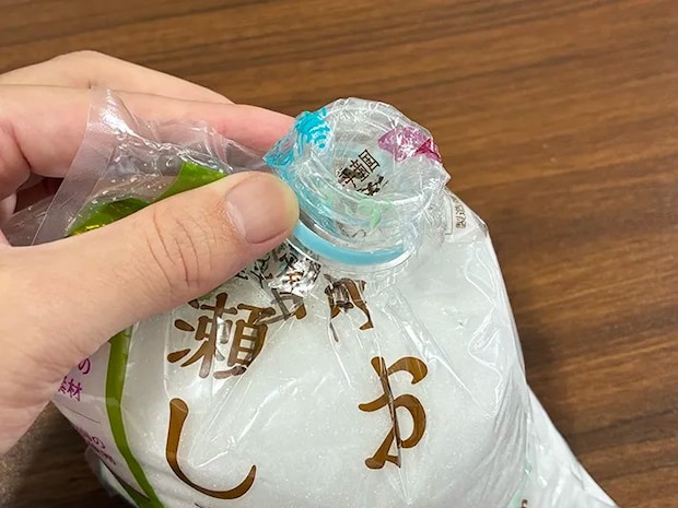 塩の袋に通したペットボトルの先端（撮影：grapeライフハック編集部）