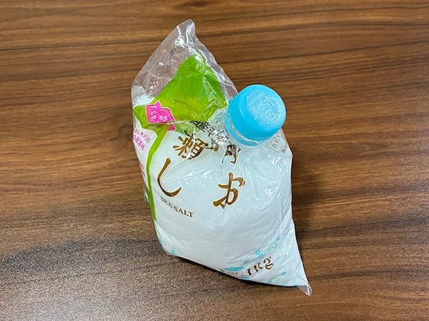 ペットボトルの先端を取りつけた塩の袋（撮影：grapeライフハック編集部）