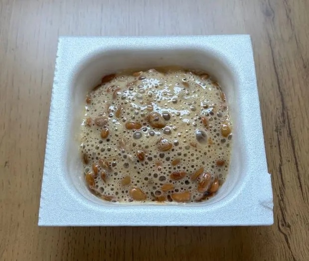 タレを入れてから混ぜた納豆の写真（撮影：grapeフード編集部）