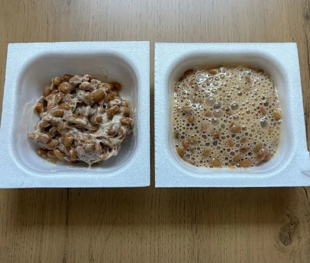 2つ並んだ混ぜた納豆（撮影：grapeフード編集部）