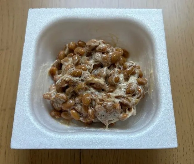 混ぜてからタレを入れた納豆の写真（撮影：grapeフード編集部）
