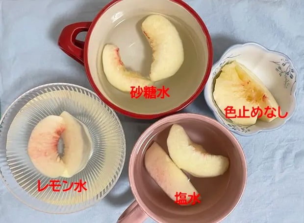 切った桃を色止め用の液に浸す写真（撮影：grapeフード編集部）