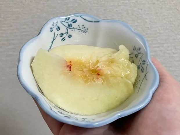 カット直後の桃（撮影：grapeフード編集部）