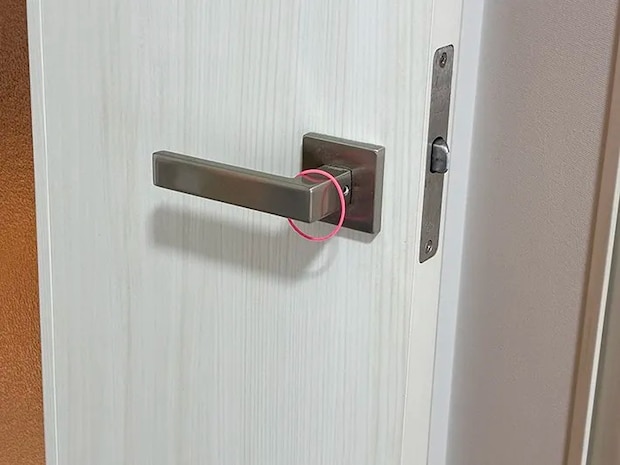 ドアノブに引っかけた輪ゴム（撮影：grapeライフハック編集部）