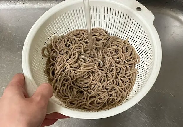 そばをザルにあげる写真（撮影：grapeフード編集部）
