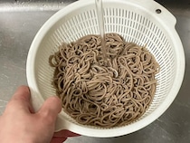 乾麺のそばを『水』からゆでると？　できあがりに「ノド越しが違う！」