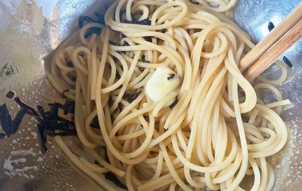 パスタを混ぜ合わせる画像（撮影：エニママ）