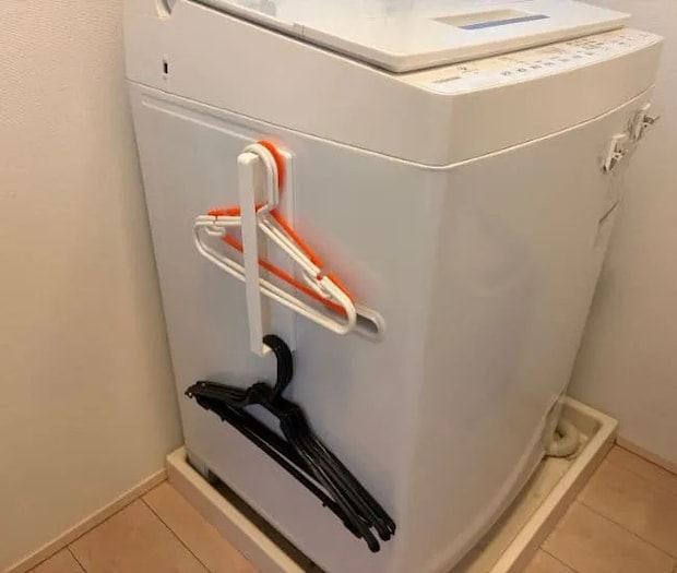 洗濯機横に設置した様子（撮影：grapeライフハック編集部）