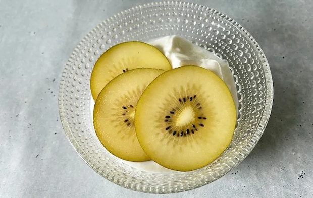 皮付きキウイをヨーグルトにのせた画像（撮影：エニママ）