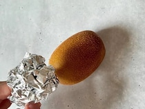 キウイをアルミホイルでこするだけで…意外な食べ方に「すごい楽」