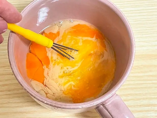 ねりごまと卵、みりんを混ぜ合わせる写真（撮影：grapeフード編集部）