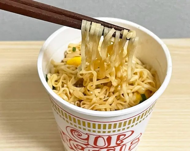 『カップヌードル』を食べる写真（撮影：grapeフード編集部）