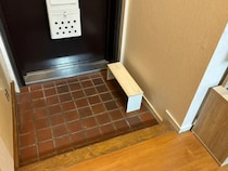 2枚のブックエンドで『行き場のない靴』がすっきり！　玄関が見違える思わぬ活用法とは