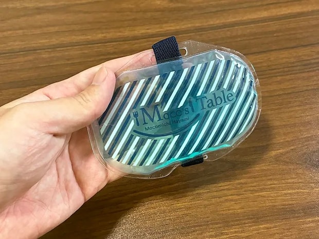 袋から取り出したダイソーの保冷剤（撮影：grape編集部）