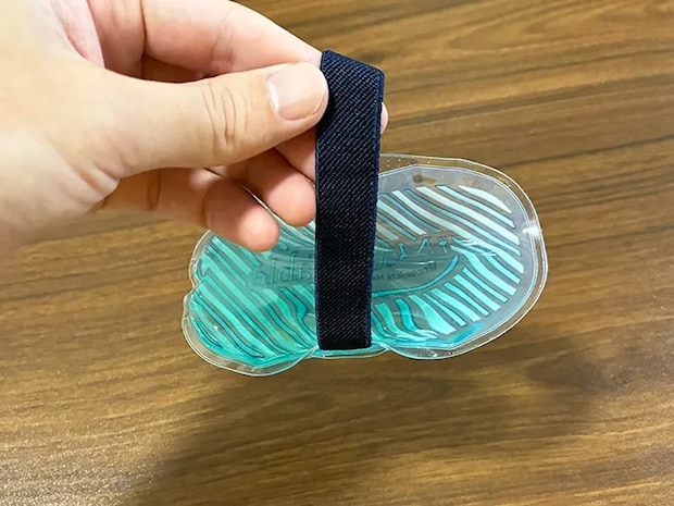 ダイソーの保冷剤のベルト部分（撮影：grape編集部）