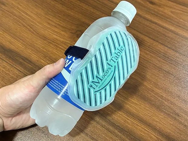 ペットボトルにつけた保冷剤（撮影：grape編集部）
