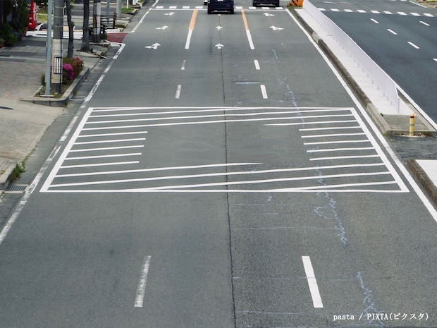 的外れなクラクションに困惑… 道路に描かれた『白い枠』の大事な意味とは
