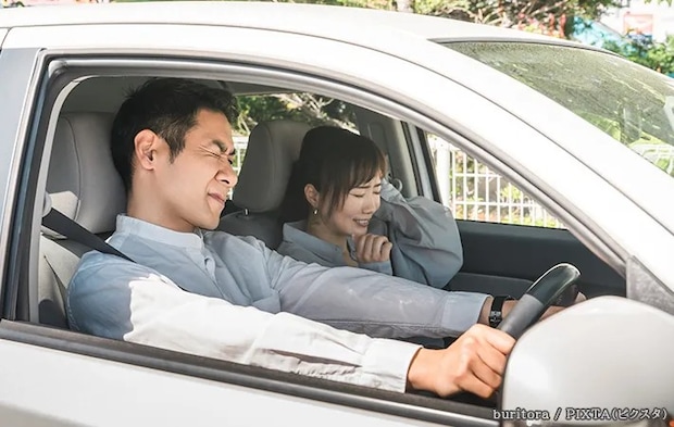 車に乗る男女の写真