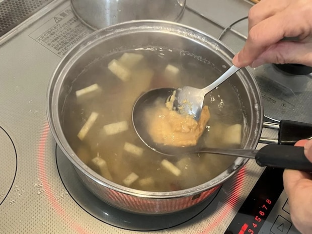 味噌汁の出汁にお玉を浸けるだけ! 味噌が勝手に溶けていく方法が、こちら【料理テク4選】