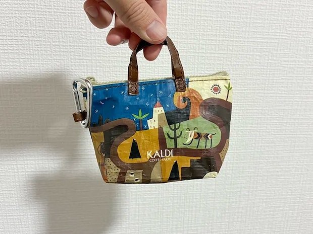 指で持ったカルディのミニバッグ（撮影：grape編集部）