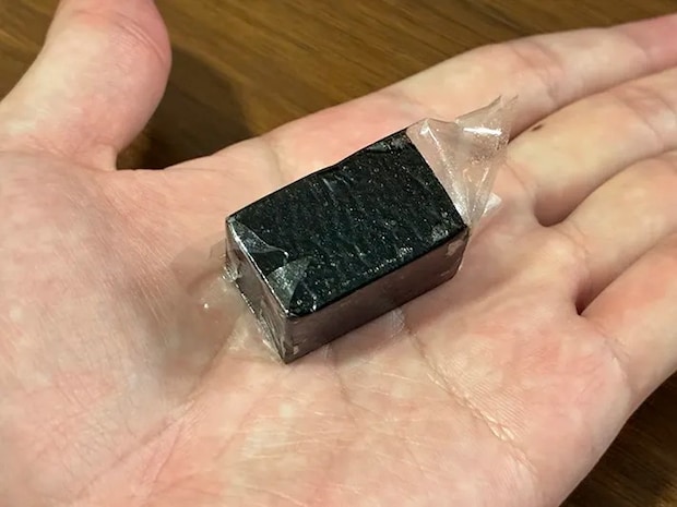 手のひらに乗せたコーヒーゼリー（撮影：grape編集部）