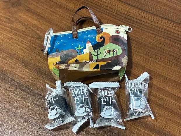 机に置かれたミニバッグと中身のコーヒーゼリー（撮影：grape編集部）