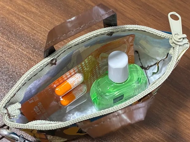 医薬品を入れたミニバッグ（撮影：grape編集部）