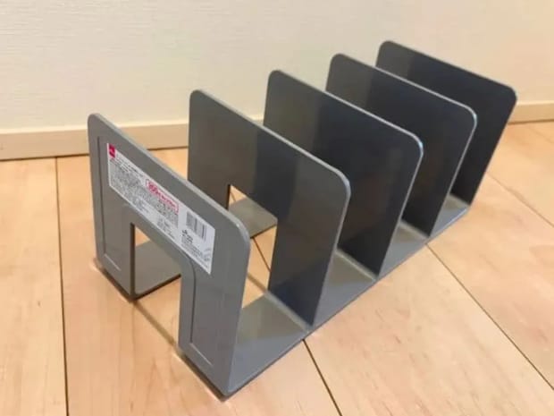 玄関にダイソー『ブックエンド』を設置! 散らかる小物がまとまる活用法がこちら