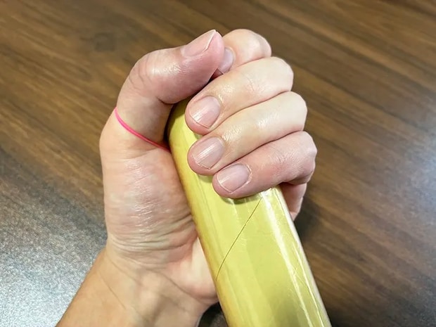輪ゴムを持った手でラップを回す場面（撮影：grapeライフハック編集部）