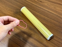 輪ゴム1本でラップの端が浮く！　5秒で試せる裏ワザが「便利」