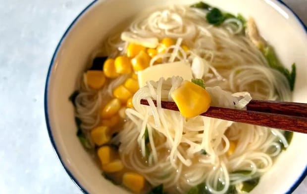 麺を箸で持ち上げる画像（撮影：エニママ）