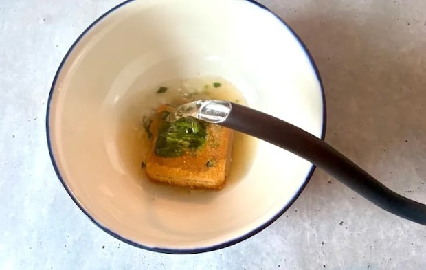 味噌汁を作る画像（撮影：エニママ）