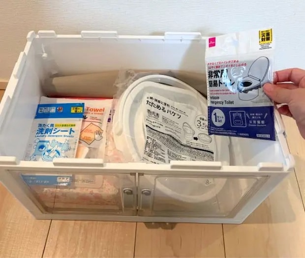防災グッズを入れる様子（撮影：grapeライフハック編集部）