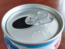 ぬるいペットボトルが「たった30秒」で？　自衛隊直伝の急速冷却テク【氷の裏技4選】