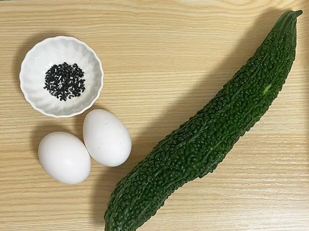ゴーヤ、卵、ゴマ塩の写真（撮影：grapeフード編集部）