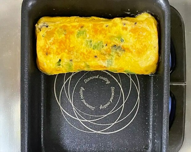 玉子焼きを焼く写真（撮影：grapeフード編集部）