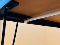 「これは助かる」「置く場所が増えて快適」　テーブル下のデッドスペースを活用する裏ワザがこちら！