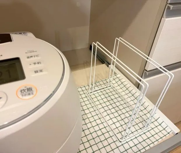 炊飯器の横に設置した様子（撮影：grapeライフハック編集部）